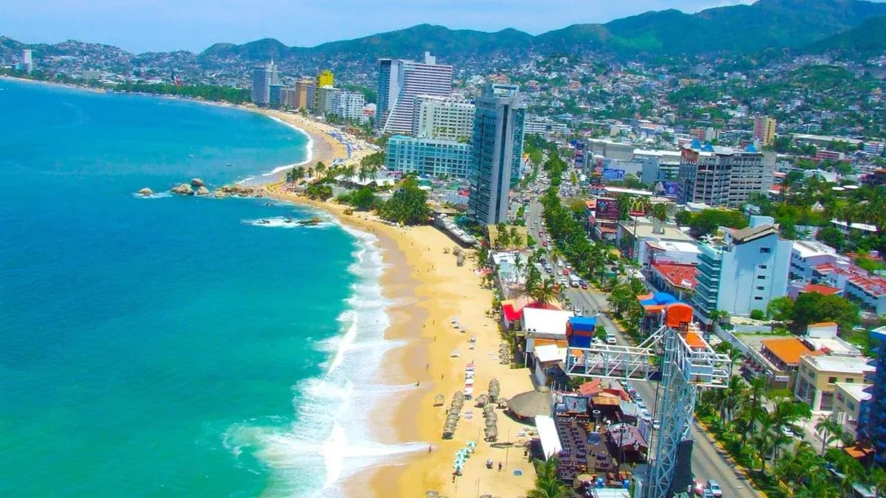 Playa Condesa: mar, movimiento y vida frente a la Costera