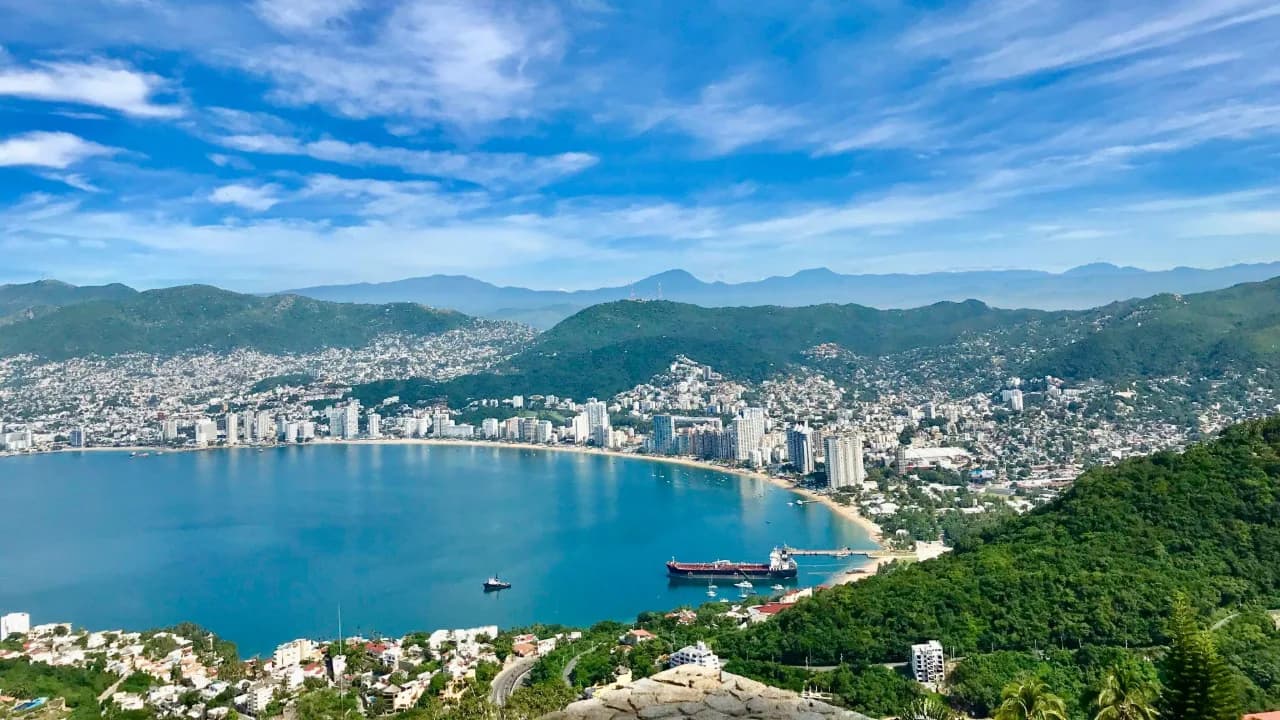 Lo que hace única a la bahía de Acapulco no se observa solamente desde la playa