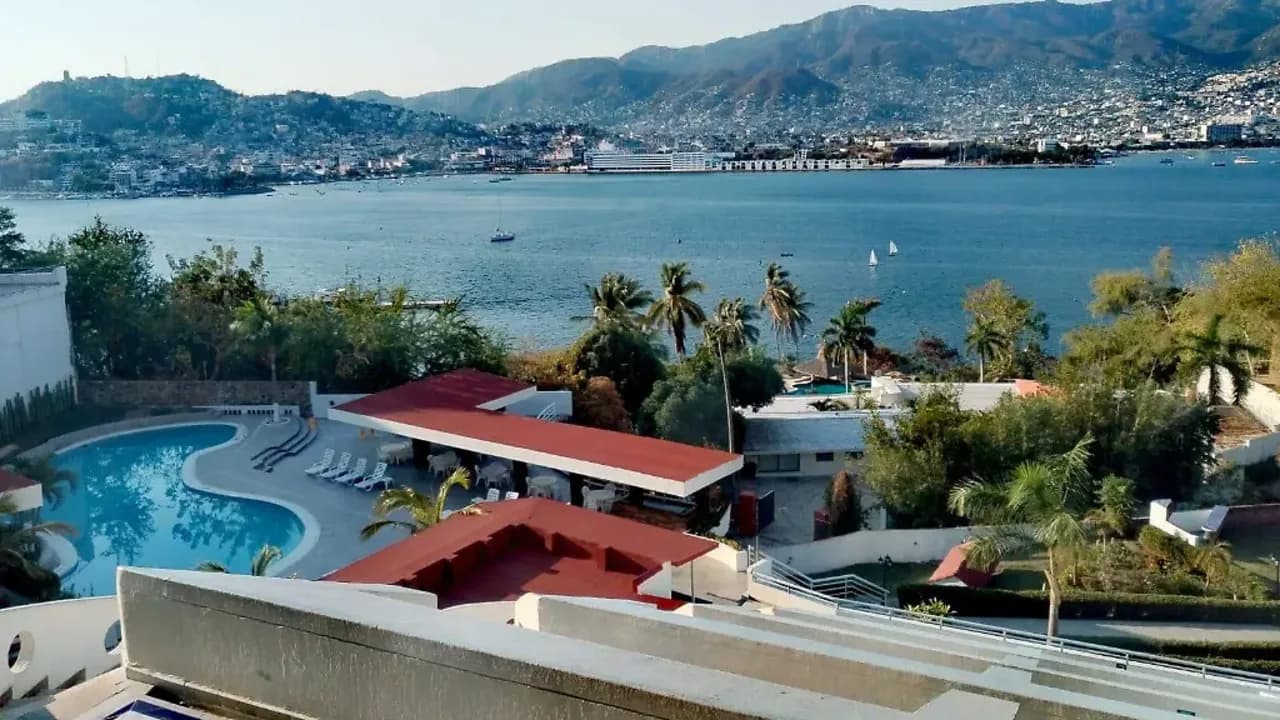 Los de siempre no fallan: El turismo de excursión sostiene al Acapulco Tradicional este verano