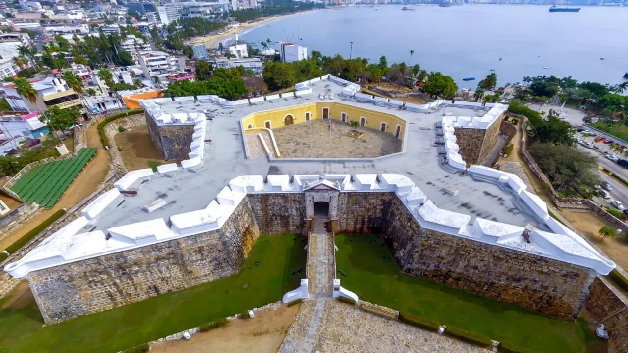 El castillo frente a la bahía que guarda la memoria de Acapulco