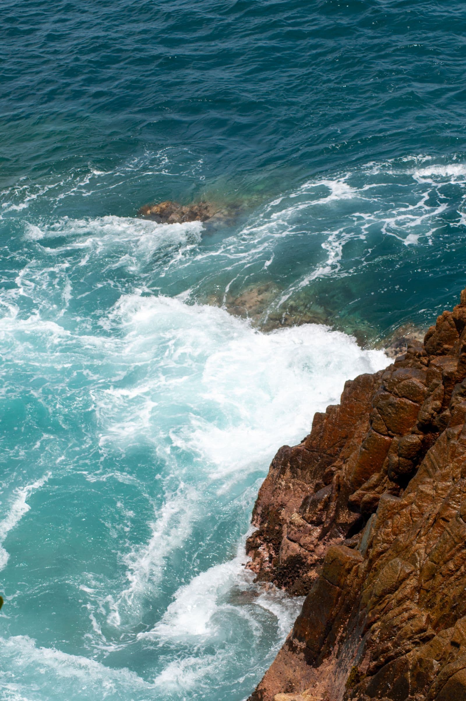 Olas contra los acantilados de Acapulco