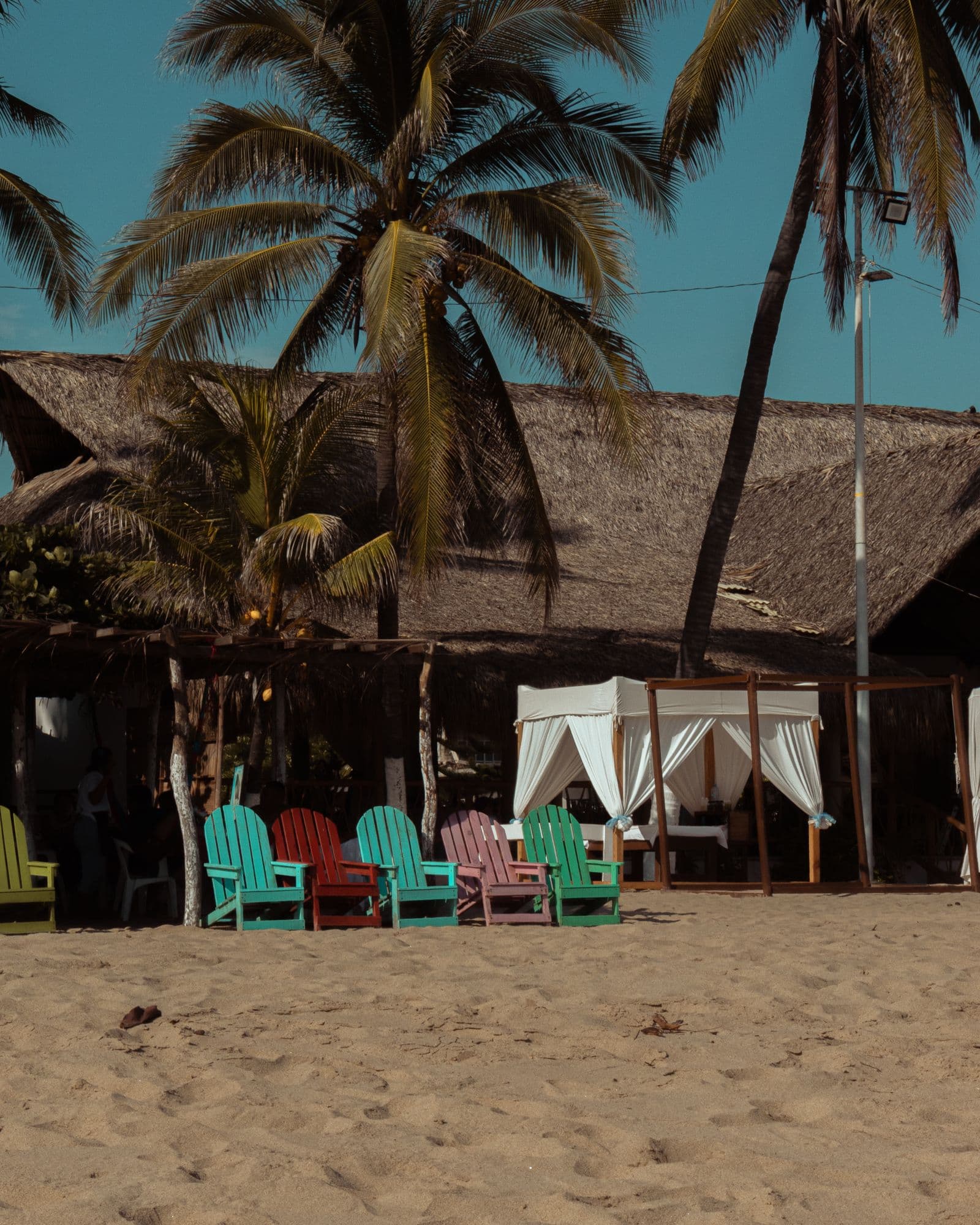 Palapa y sillas en la playa de Acapulco