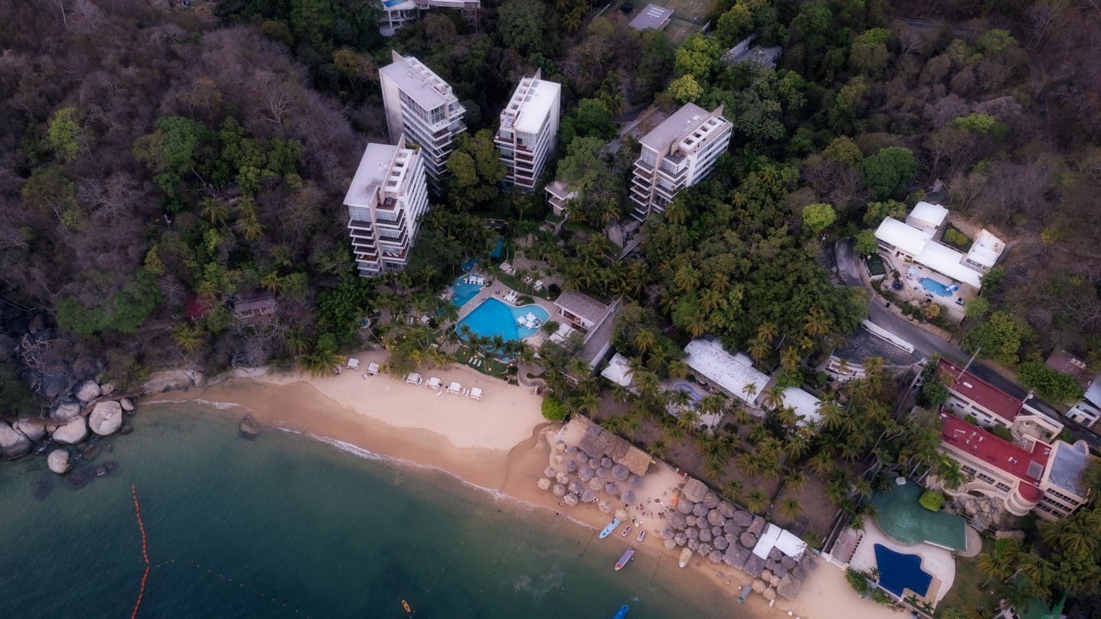 Resort con alberca junto al mar en Acapulco