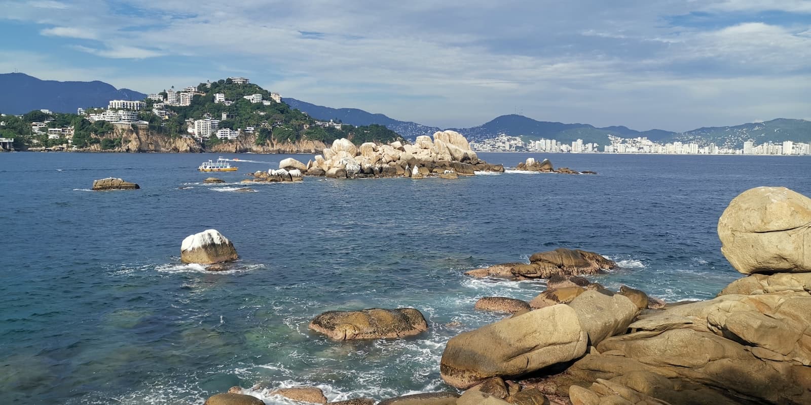 Costa de Acapulco con vista a las montañas