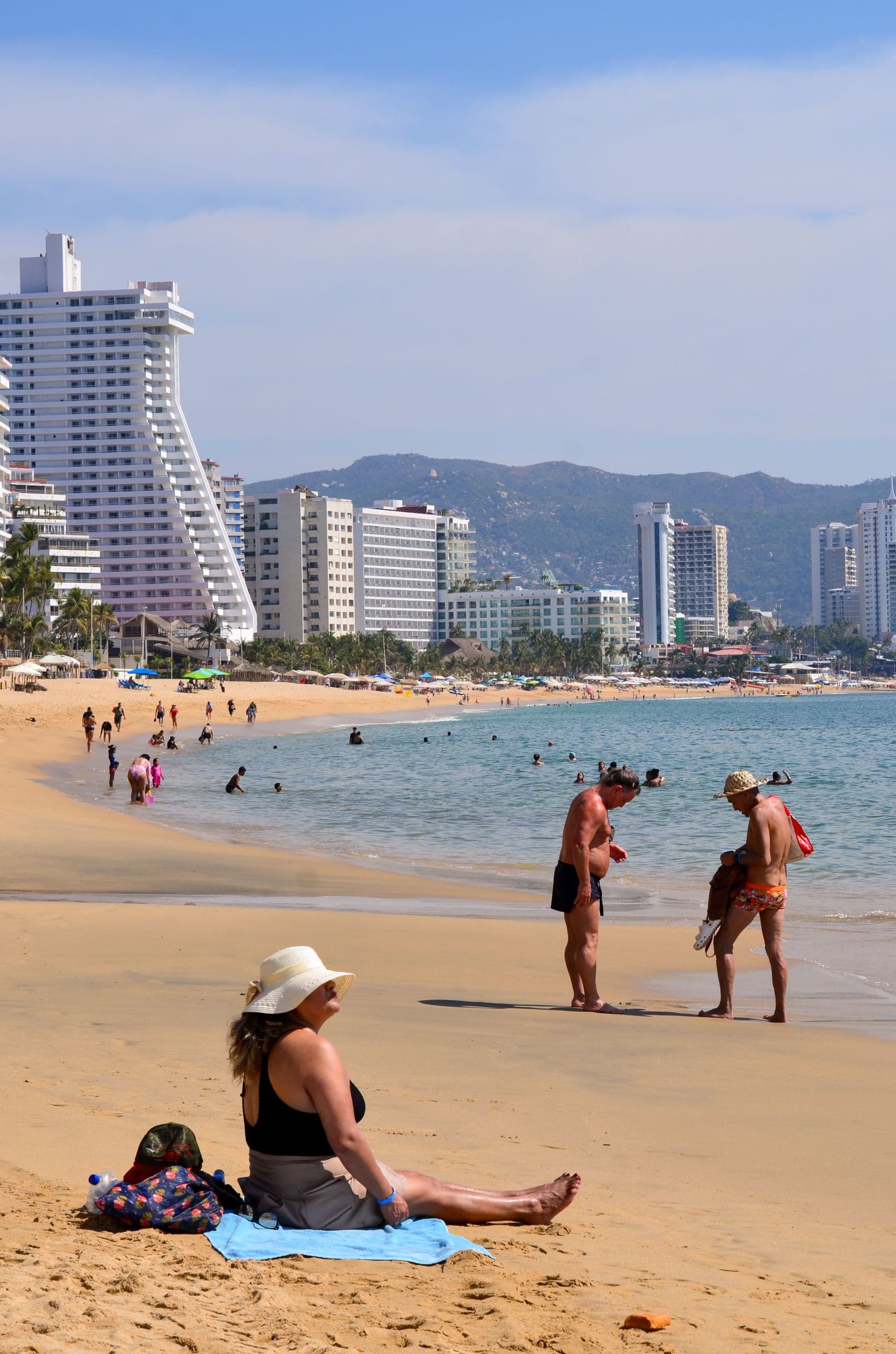 Turistas en la playa de Acapulco