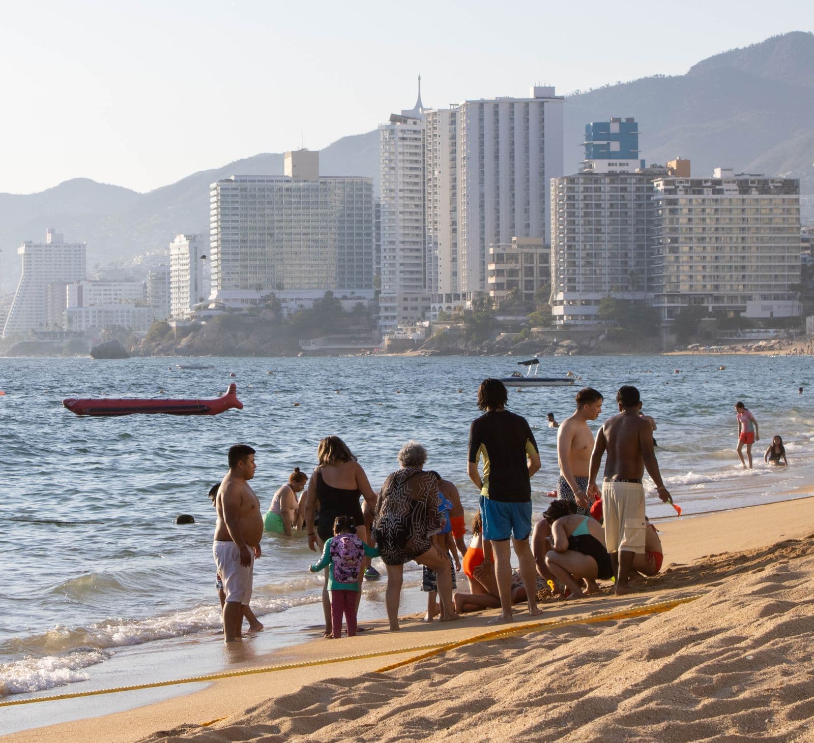 Vacacionistas en la playa de Acapulco