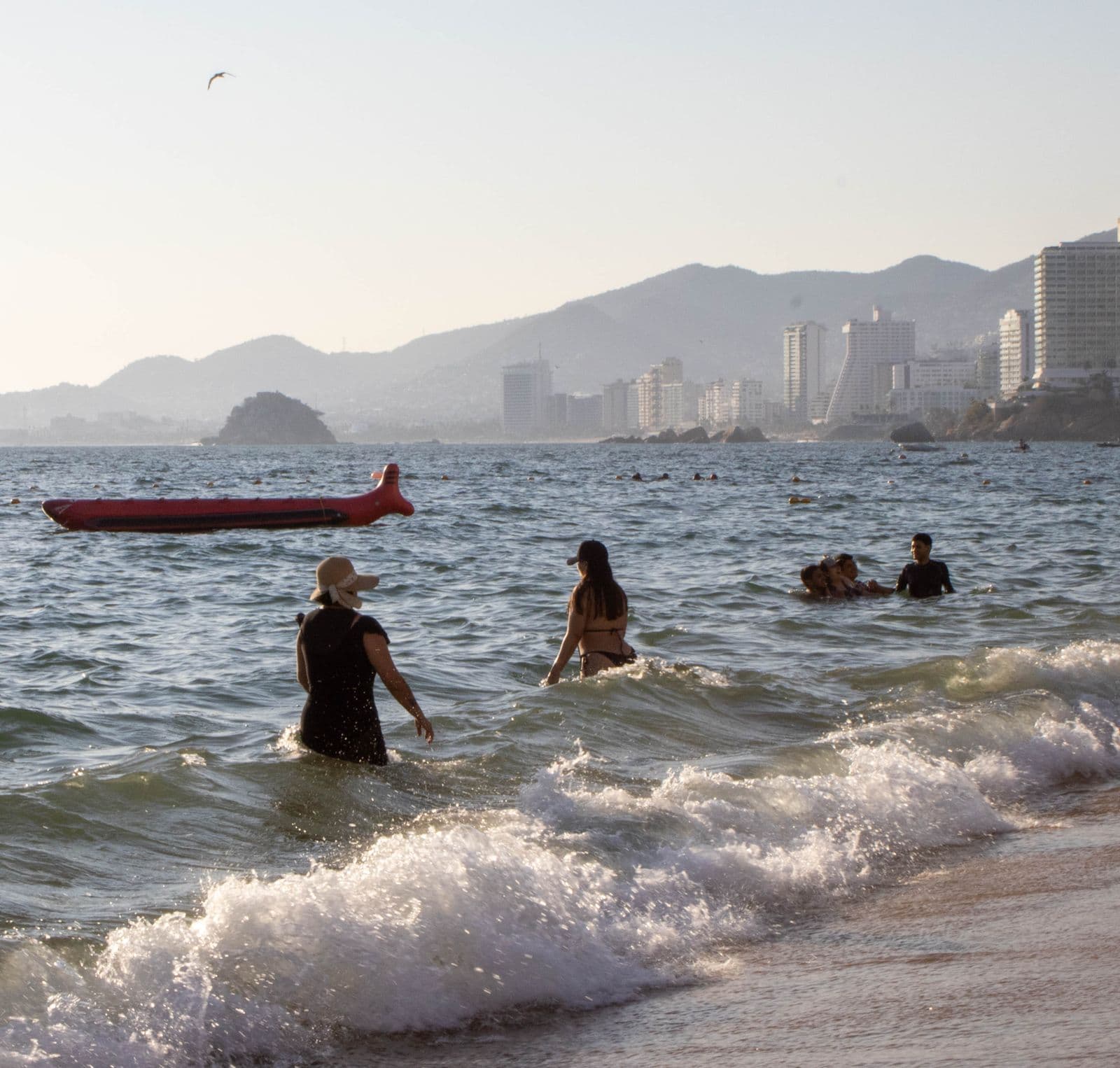 Turistas con vista al perfil urbano de Acapulco