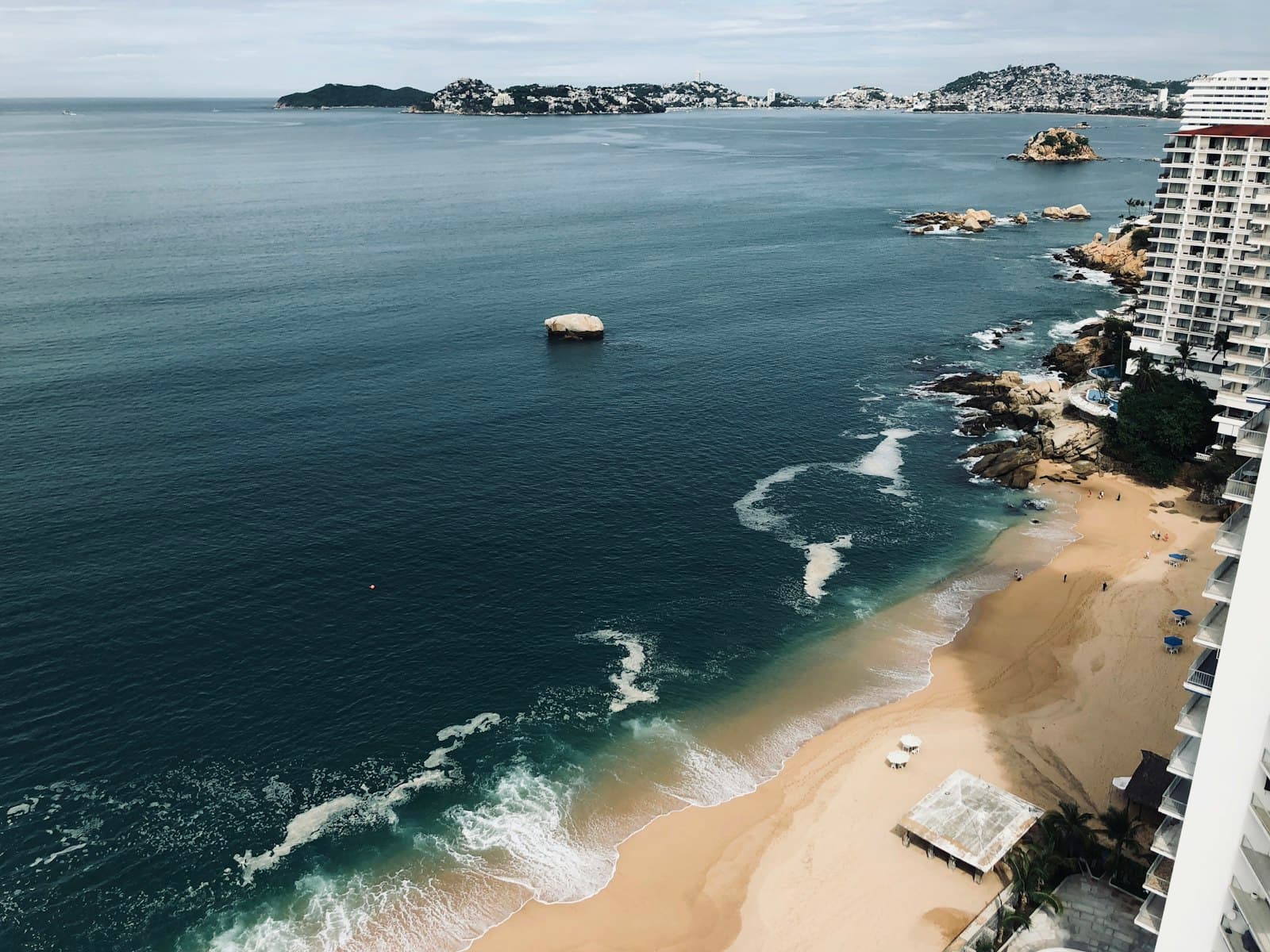Playa de arena vista desde el aire en Acapulco