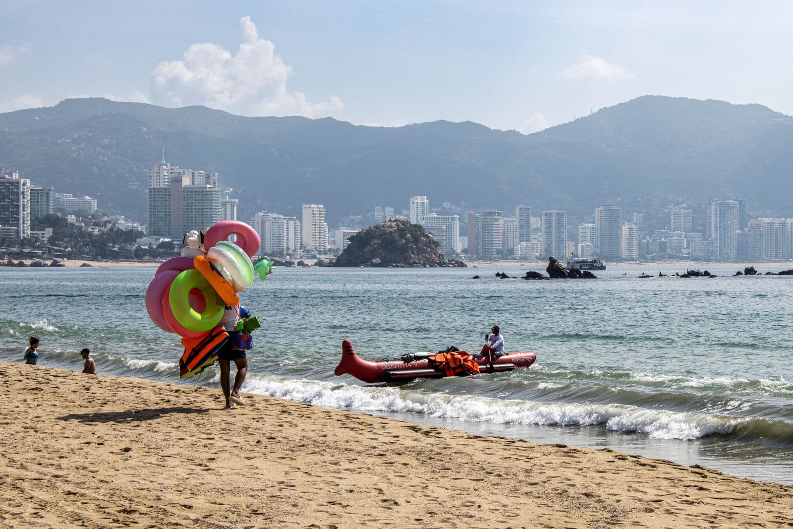 Vendedor y banana boat en la playa de Acapulco