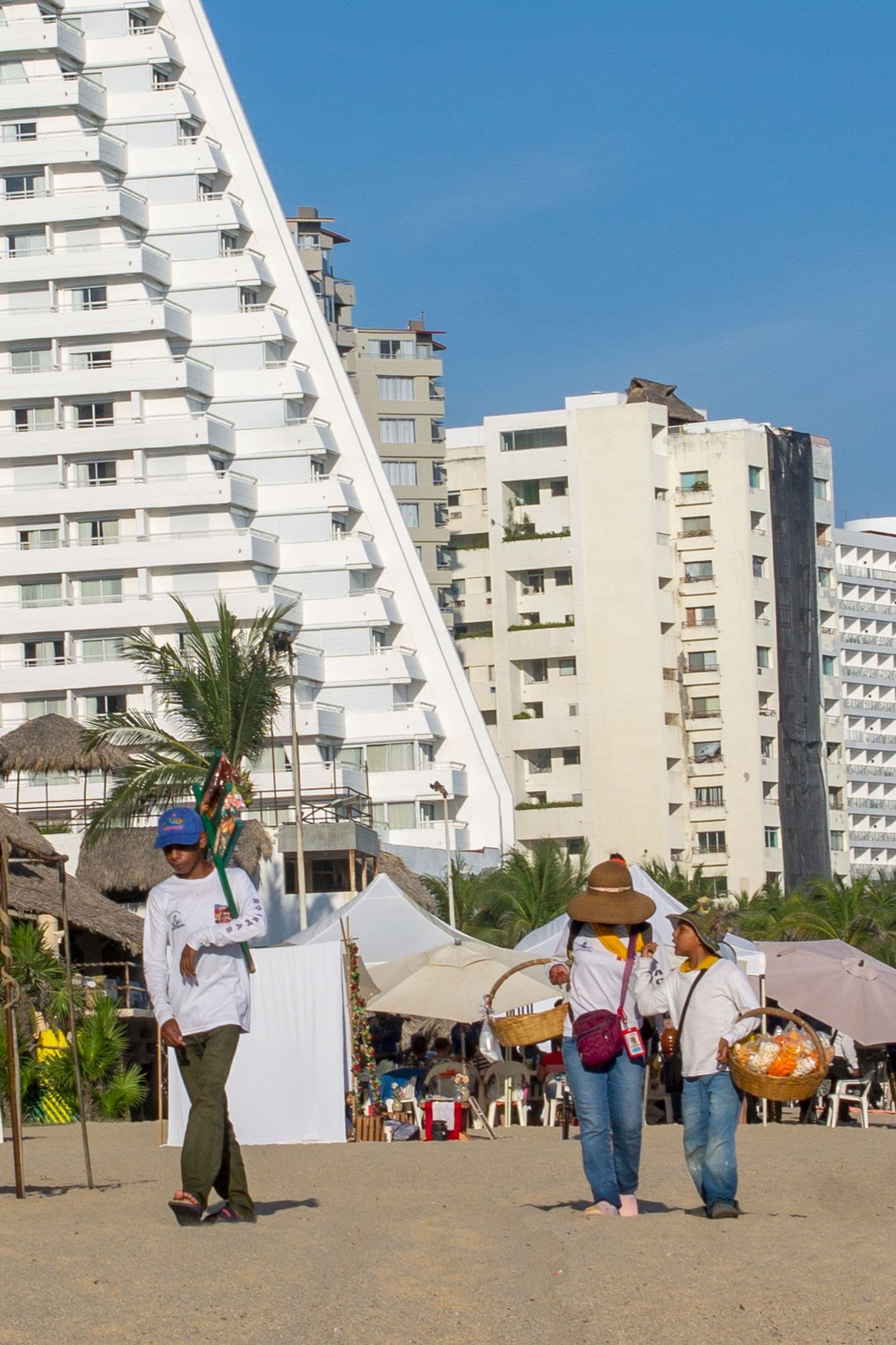 Vendedores ambulantes en la playa de Acapulco