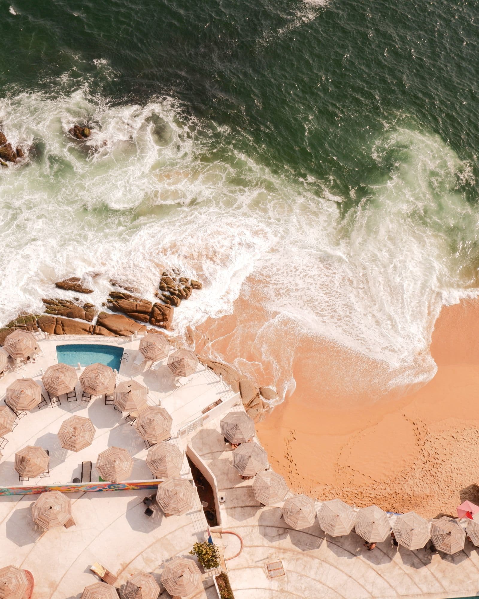 Vista aérea de playa con sombrillas en Acapulco