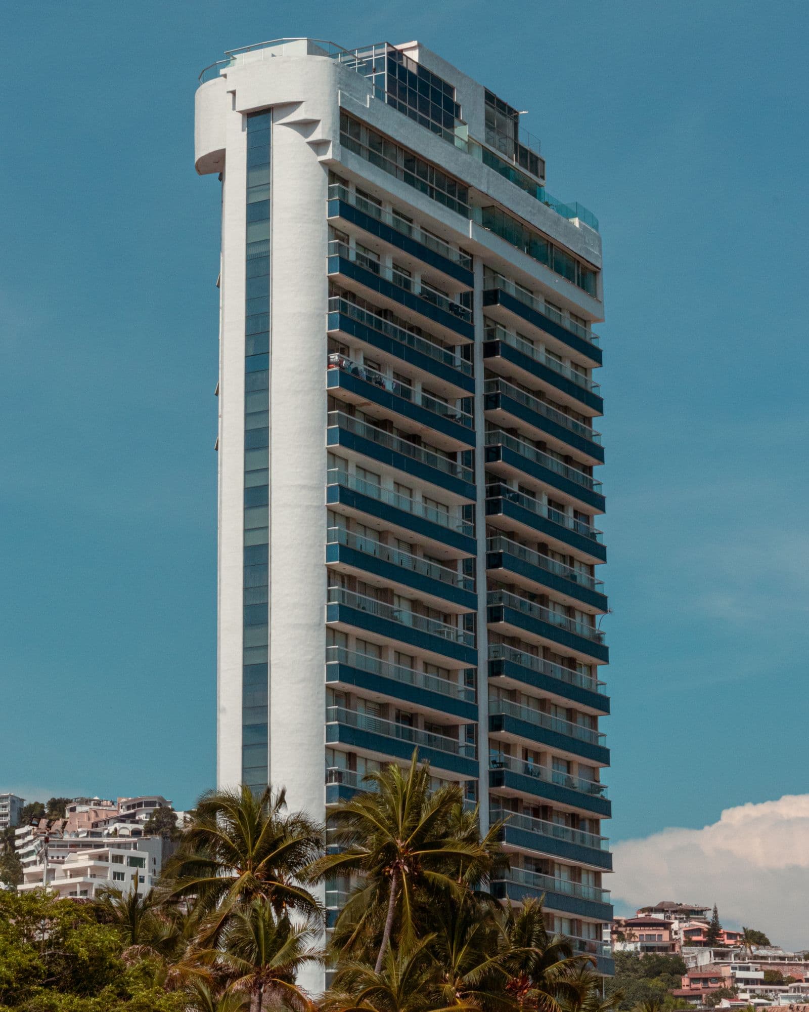 Hotel moderno con palmeras en Acapulco
