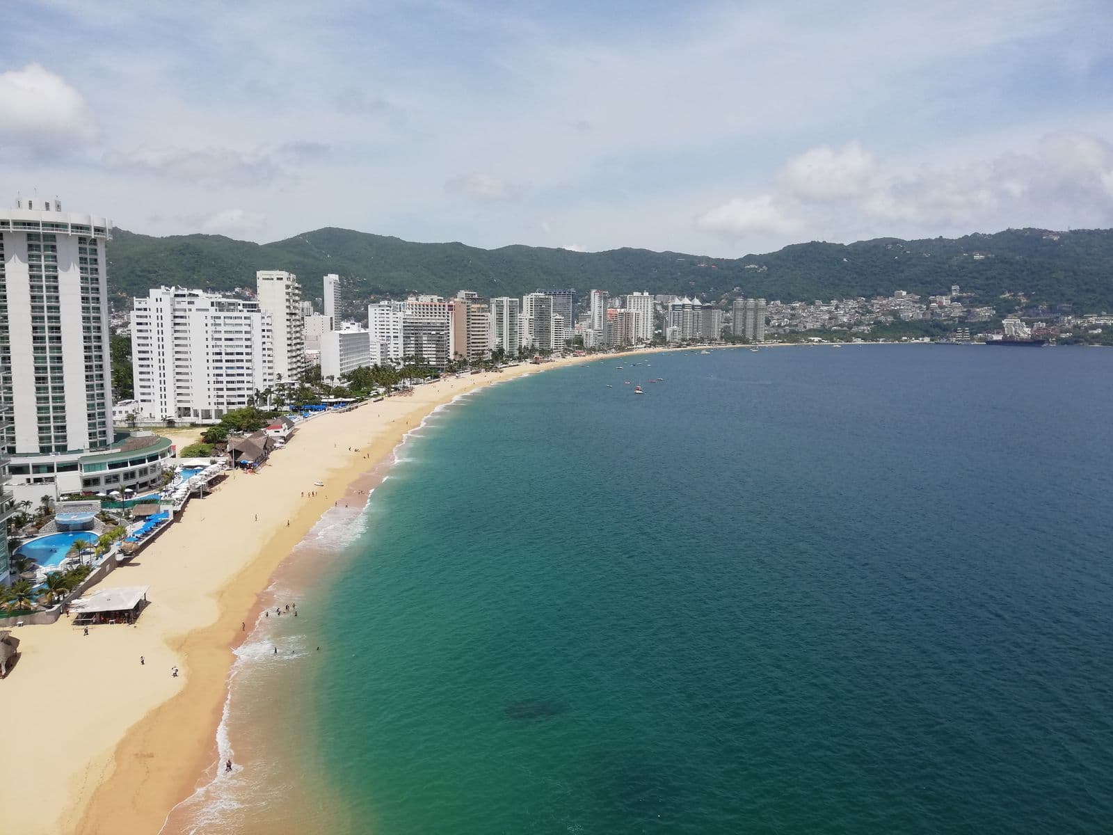 Vista aérea de la bahía de Acapulco con resorts