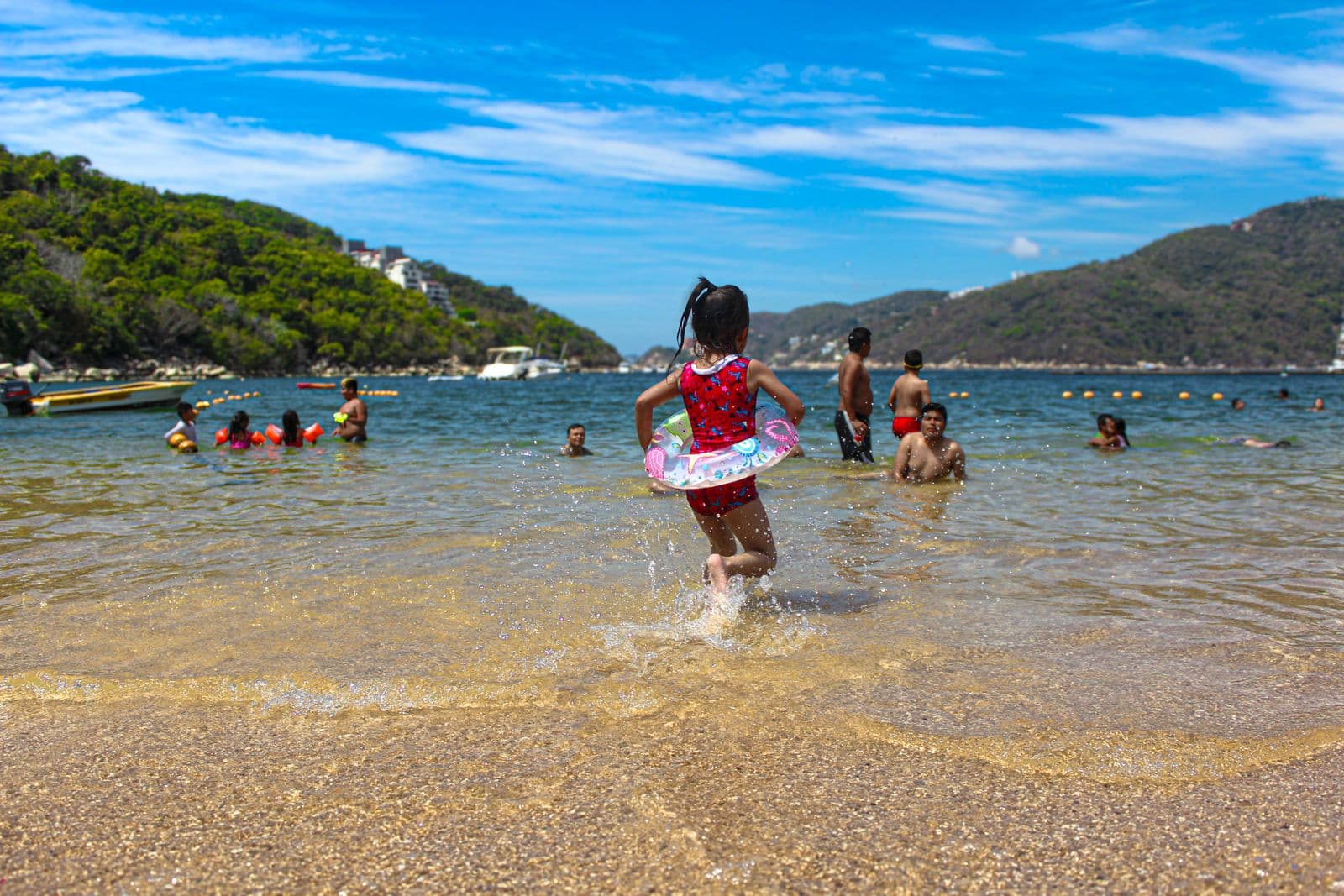 Niños jugando en la playa de Acapulco