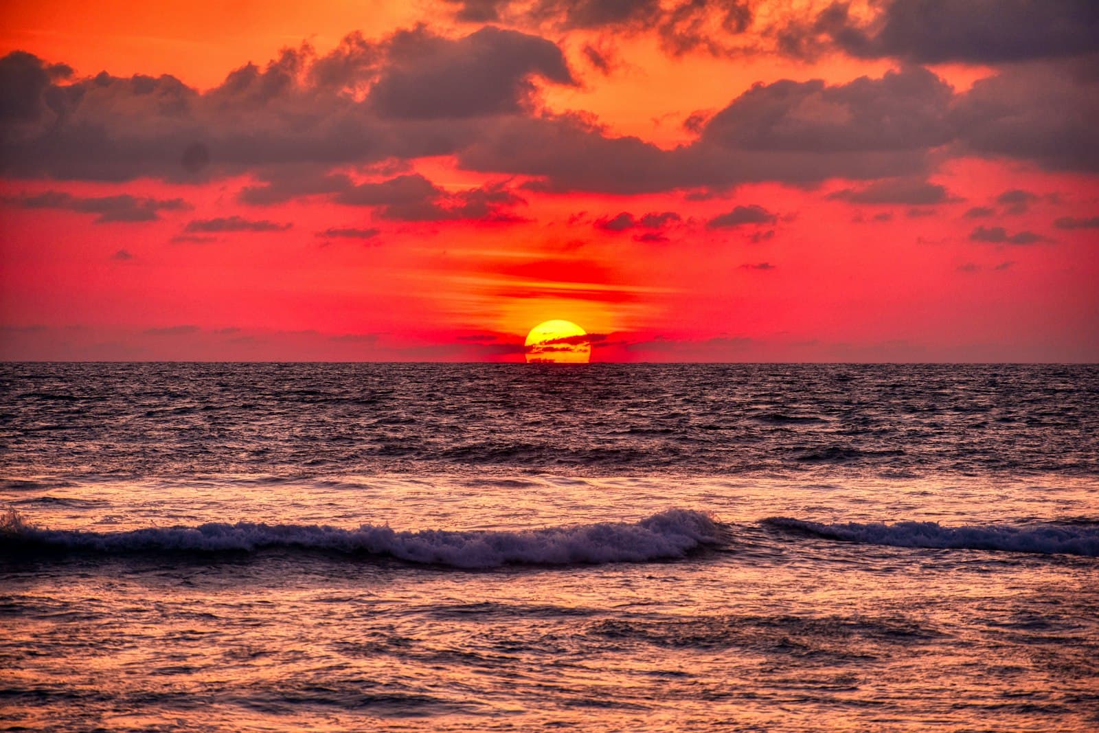 Olas al atardecer en Acapulco