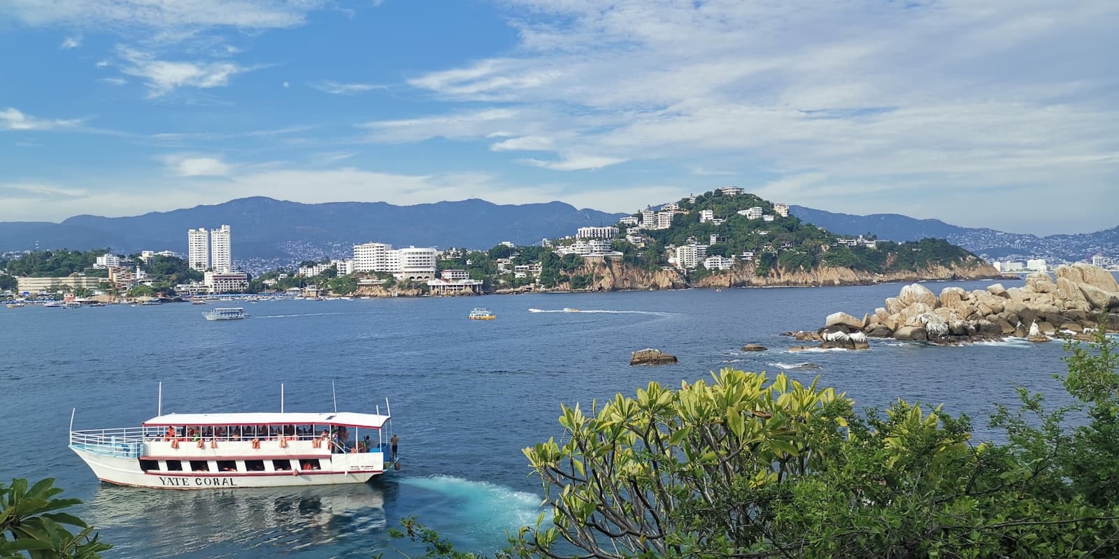 Lancha en el mar de Acapulco