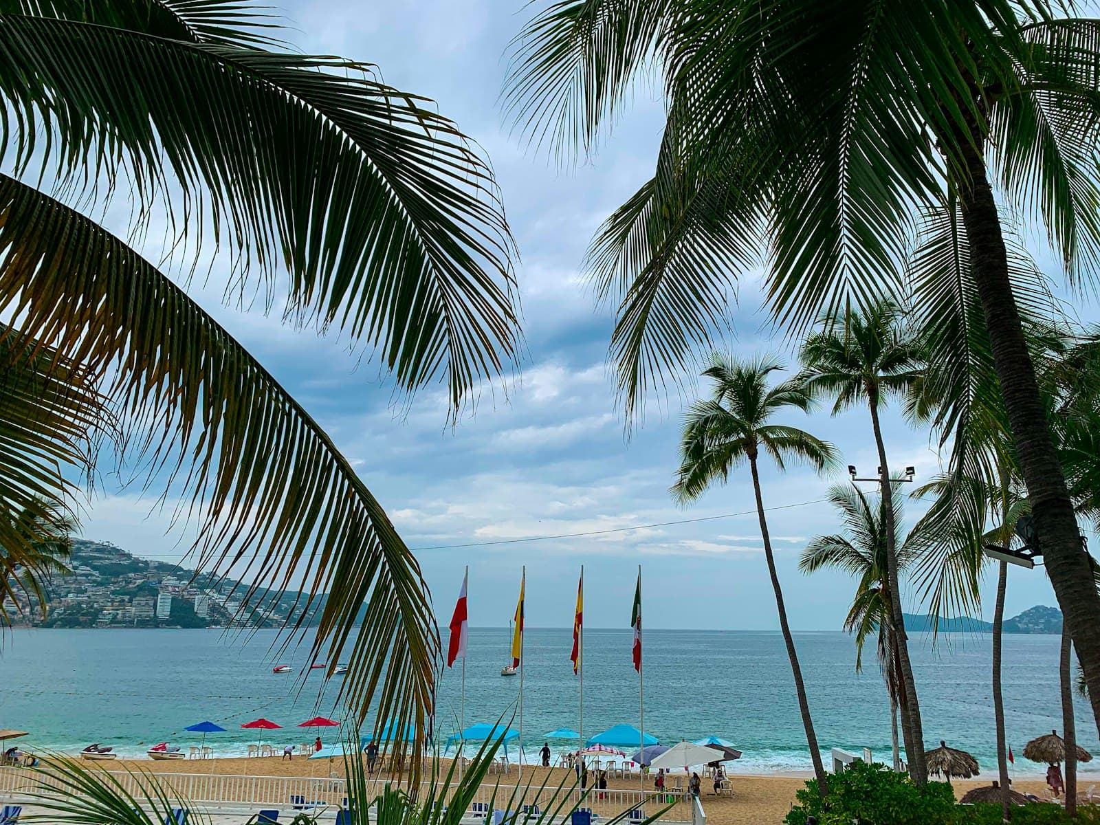 Playa con sombrillas y palmeras en Acapulco