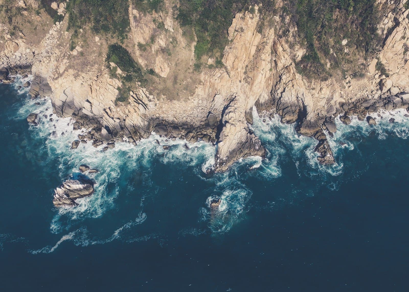 Vista aérea de montaña y mar en Acapulco