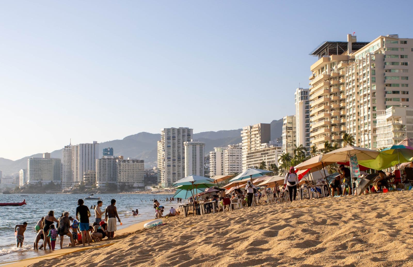 Playa de Acapulco con edificios al fondo