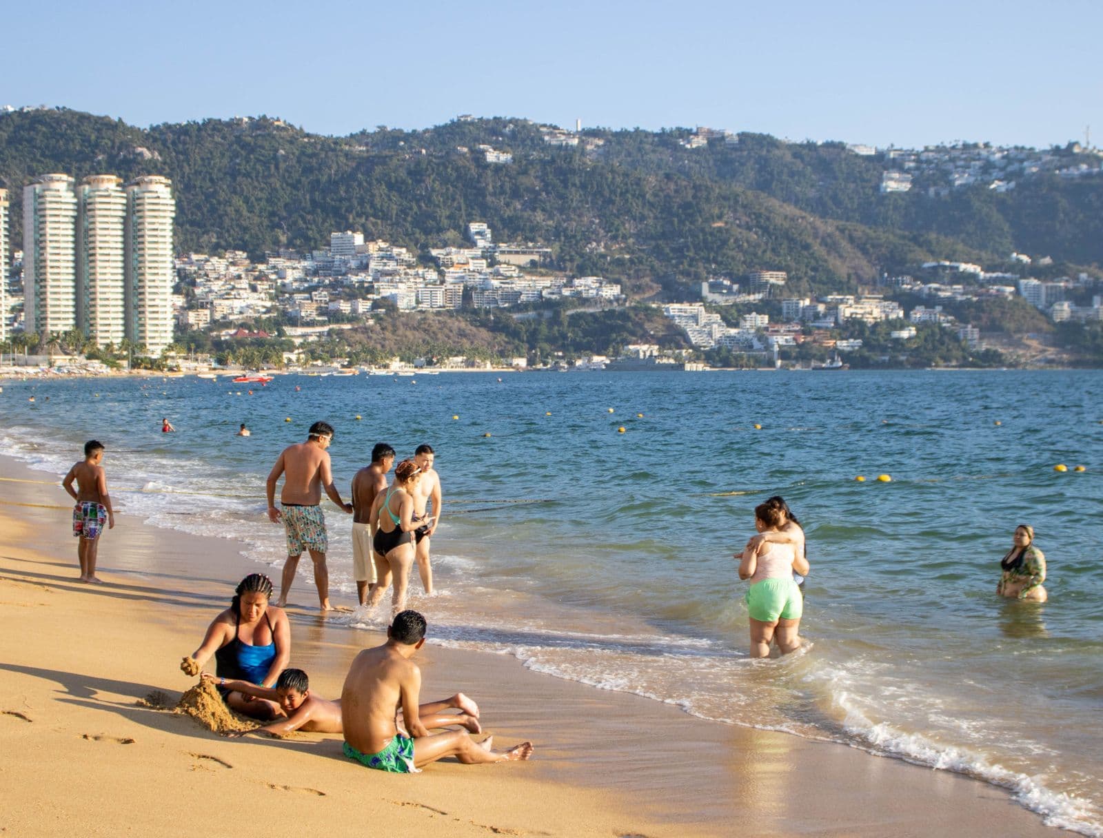 Playa de Acapulco con vista a la bahía