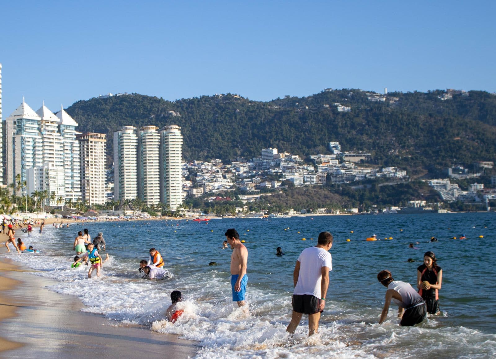 Playa concurrida en Acapulco