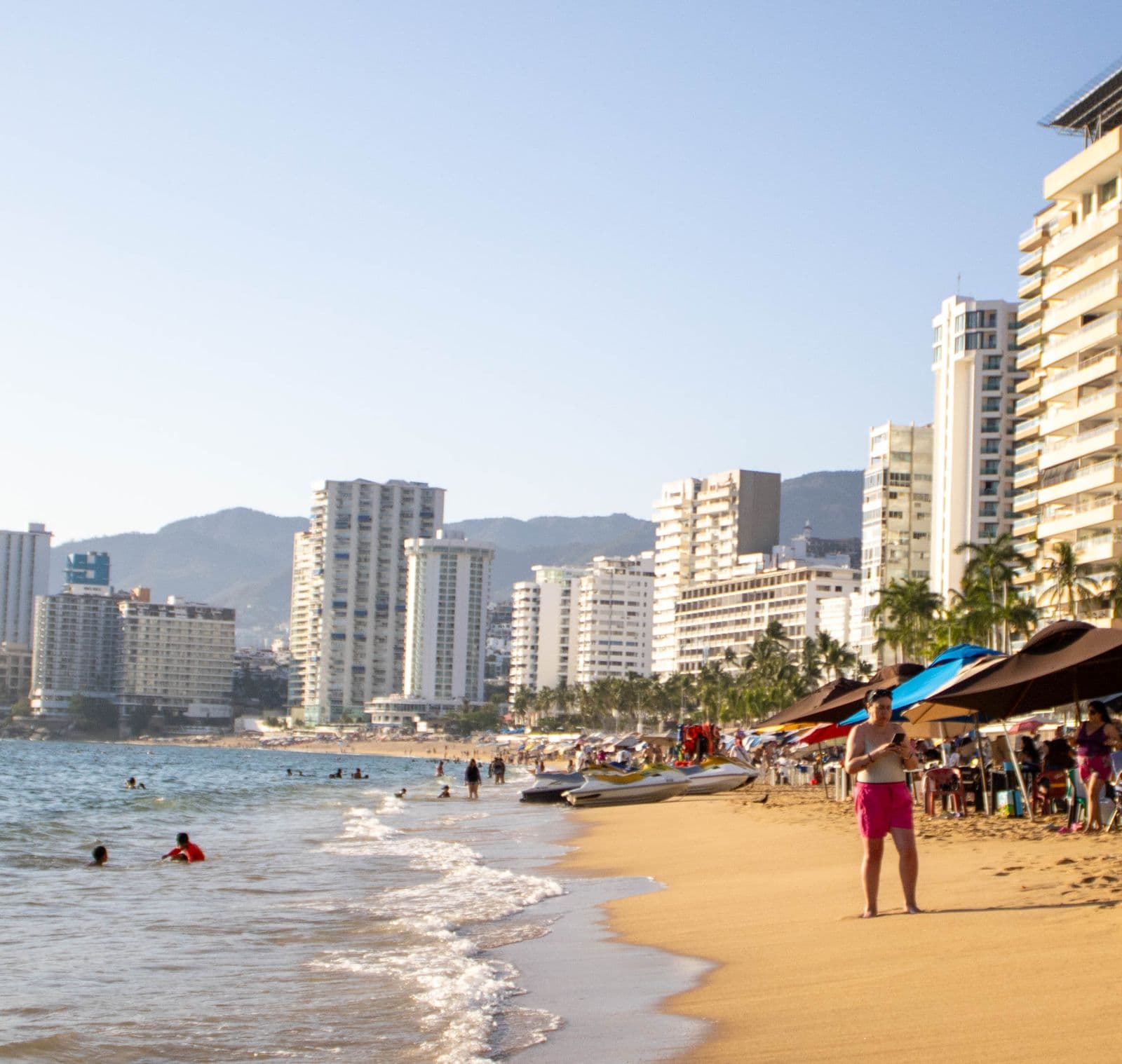Playa de Acapulco con perfil urbano
