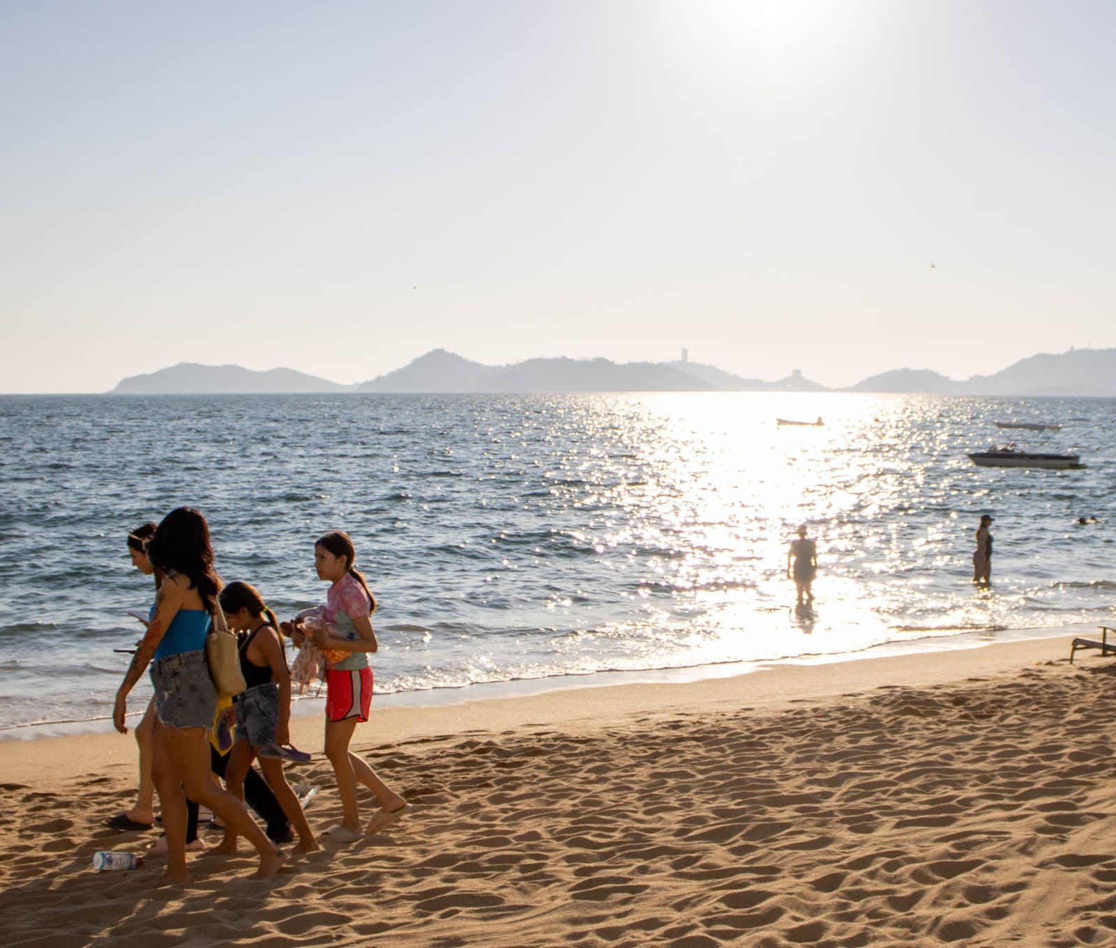 Familias en la playa de Acapulco