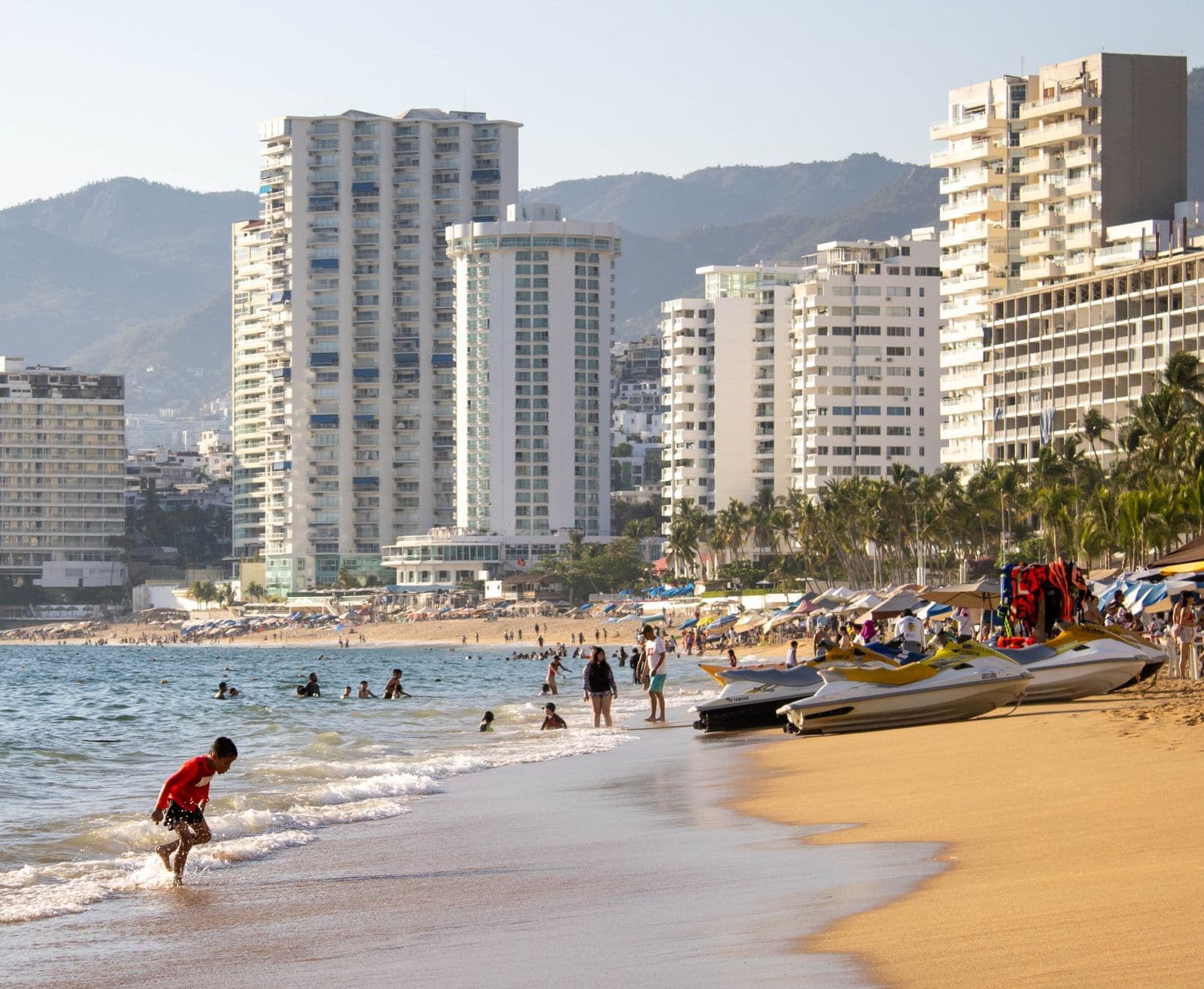Playa de Acapulco con jet skis