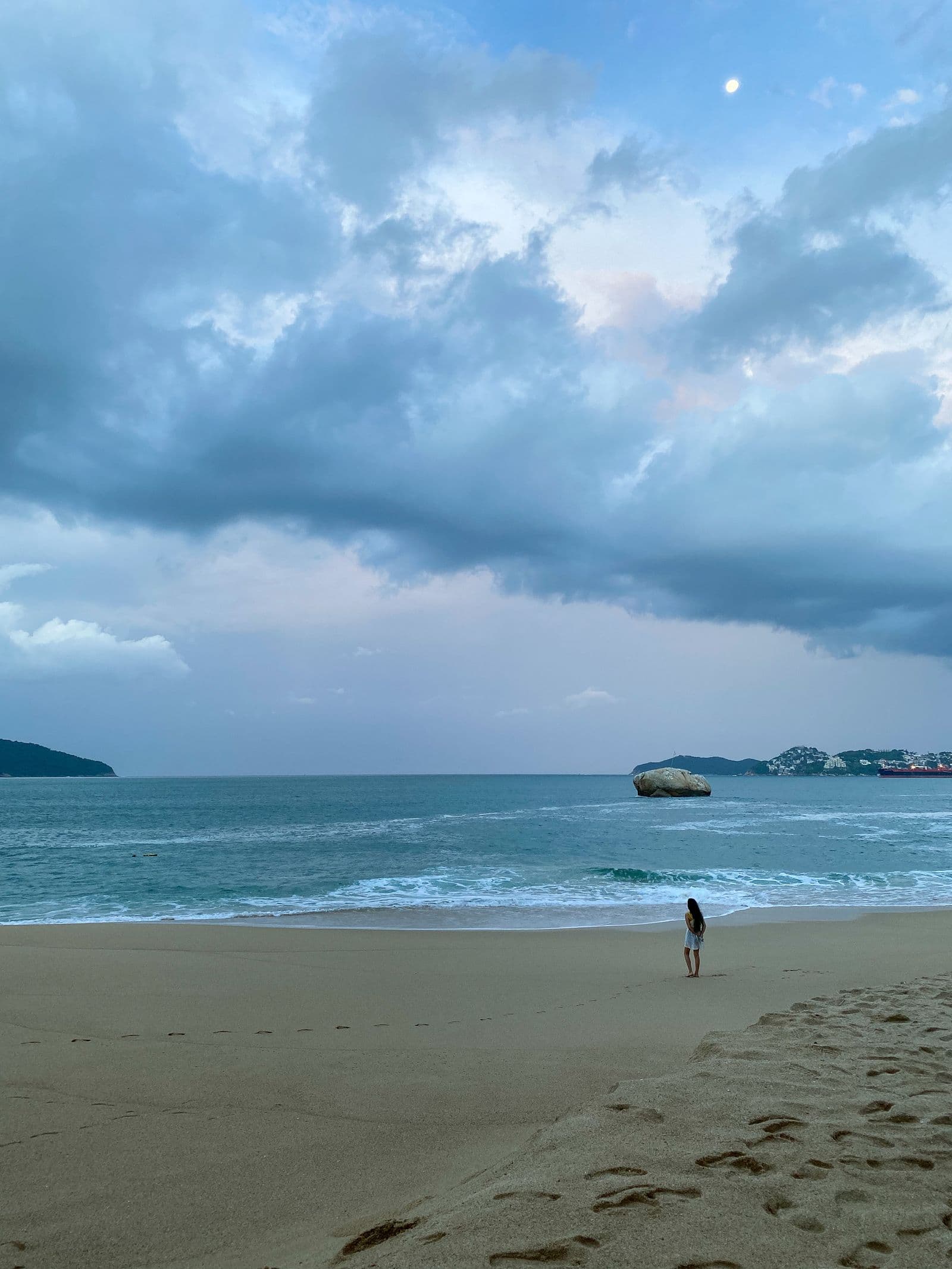 Playa de Acapulco al anochecer