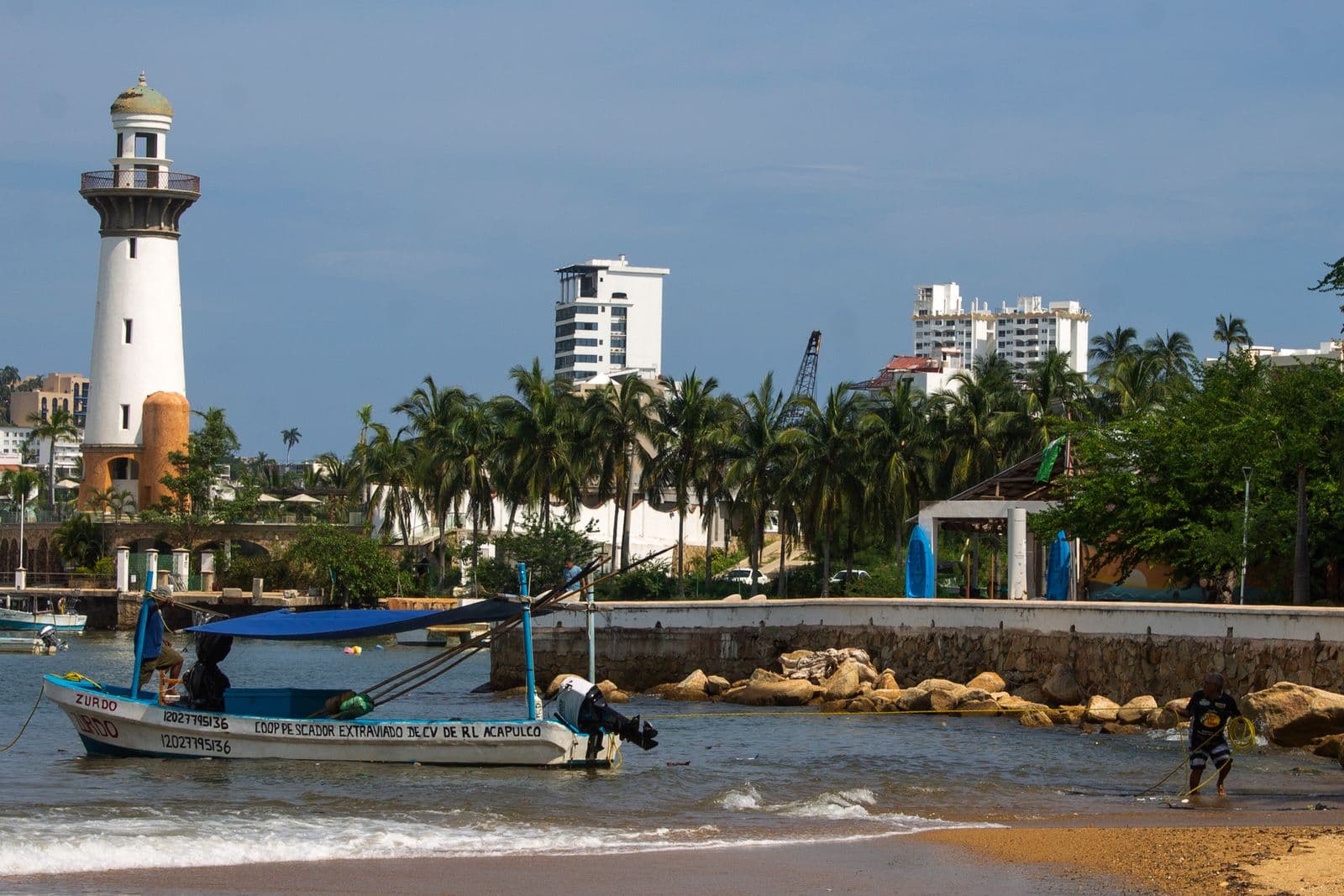 Faro y palmeras en Acapulco de Juárez