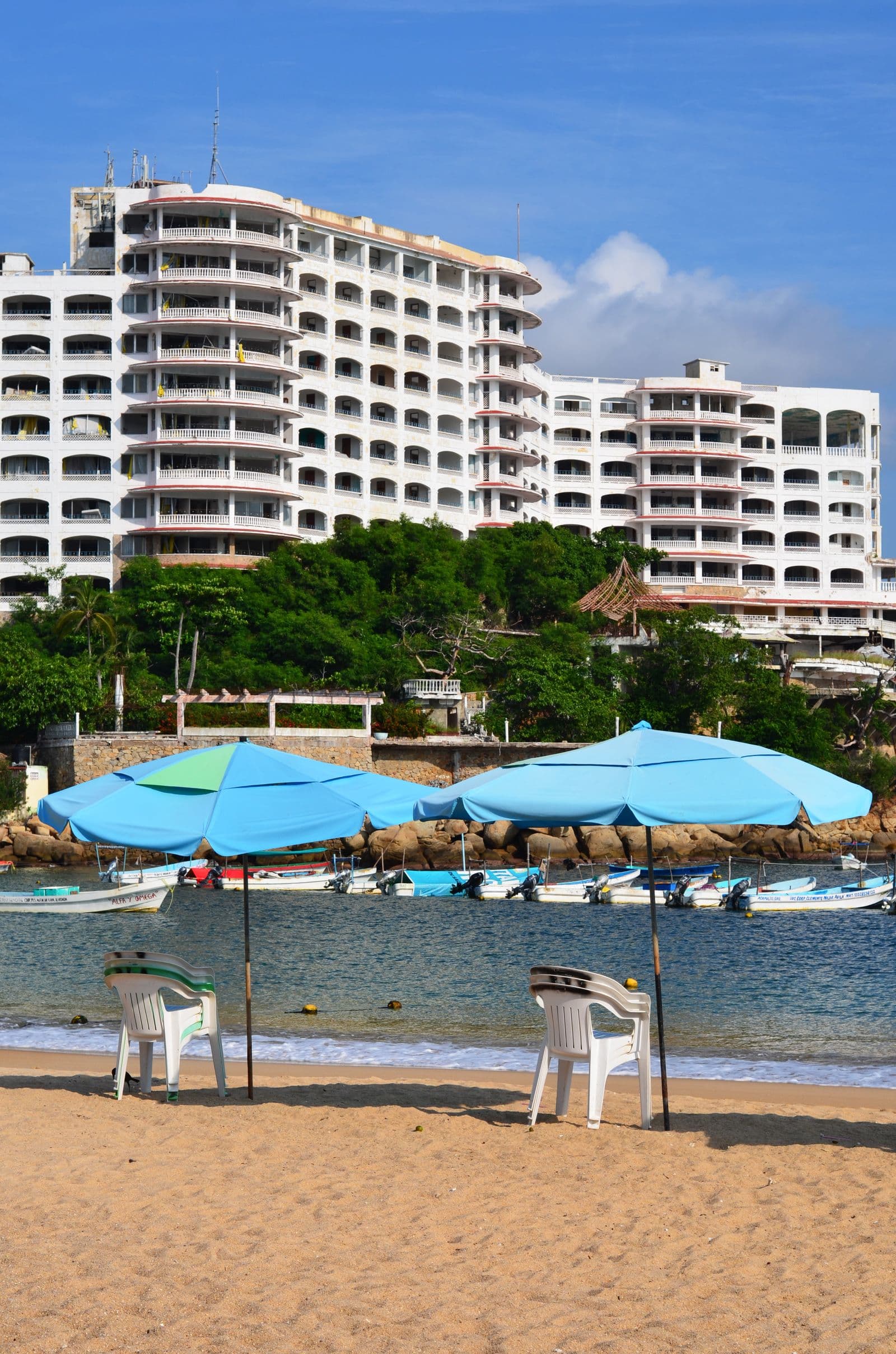Playa con sombrillas en Acapulco